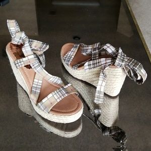 NWOT Green Plaid Wedges